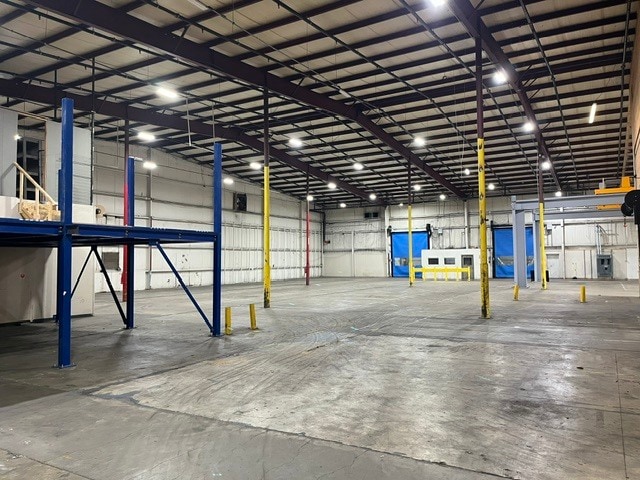 More Photos Of 301 Avenue 11 NW, Atkins Warehouse For Lease