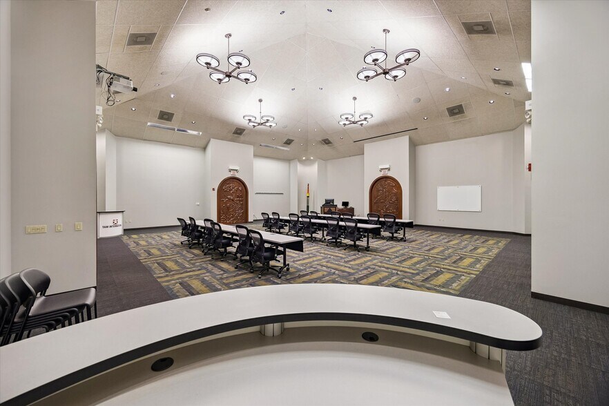 More Photos Of 6950 W 43rd St, Houston Loft Creative Space For Lease