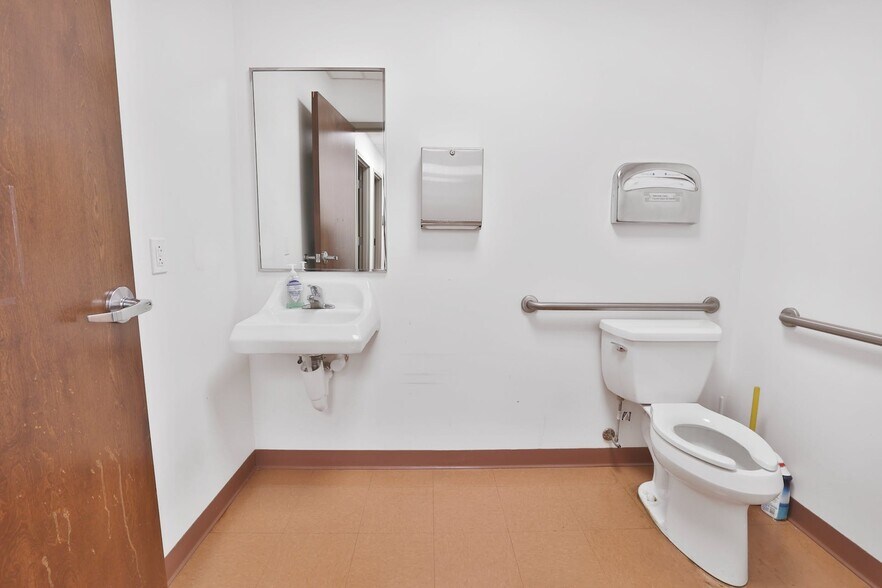 More Photos Of 249-285 Lafayette Ave, Suffern Hospital For Lease