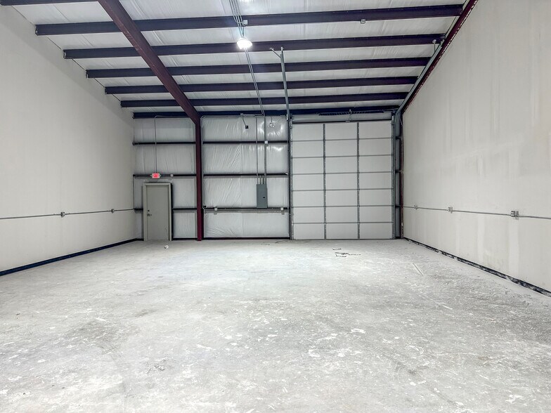 More Photos Of 14664 Day Rd, Roanoke Warehouse For Lease