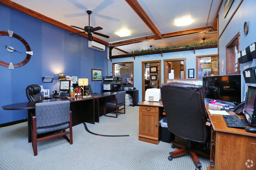 More Photos Of 1828 Franklin St, Bellingham Showroom For Sale