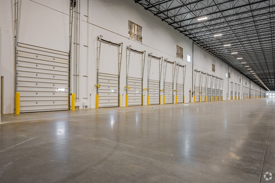 More Photos Of 2400 Stateline Rd W, Southaven Distribution For Lease