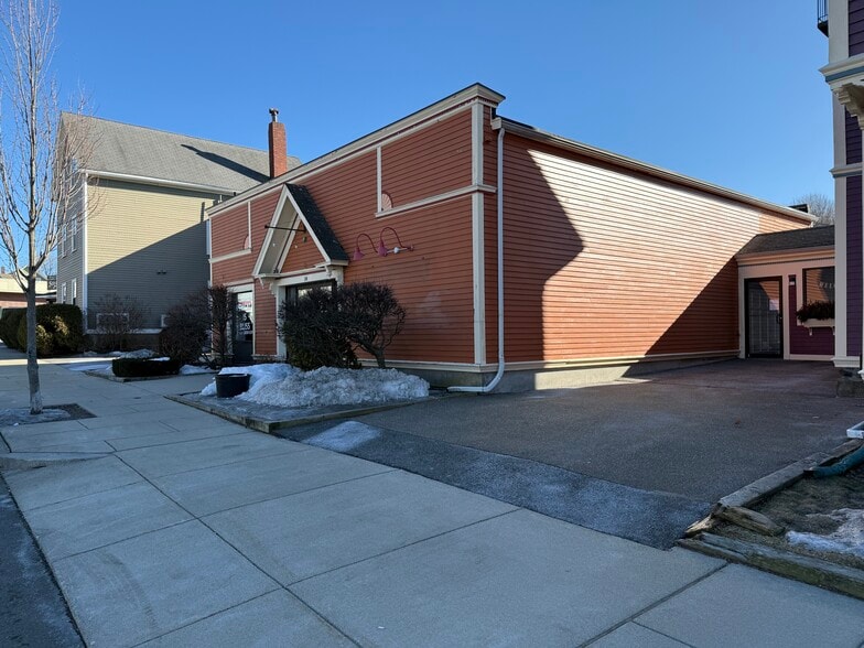 More Photos Of 14 Elliott St, Beverly General Retail For Lease