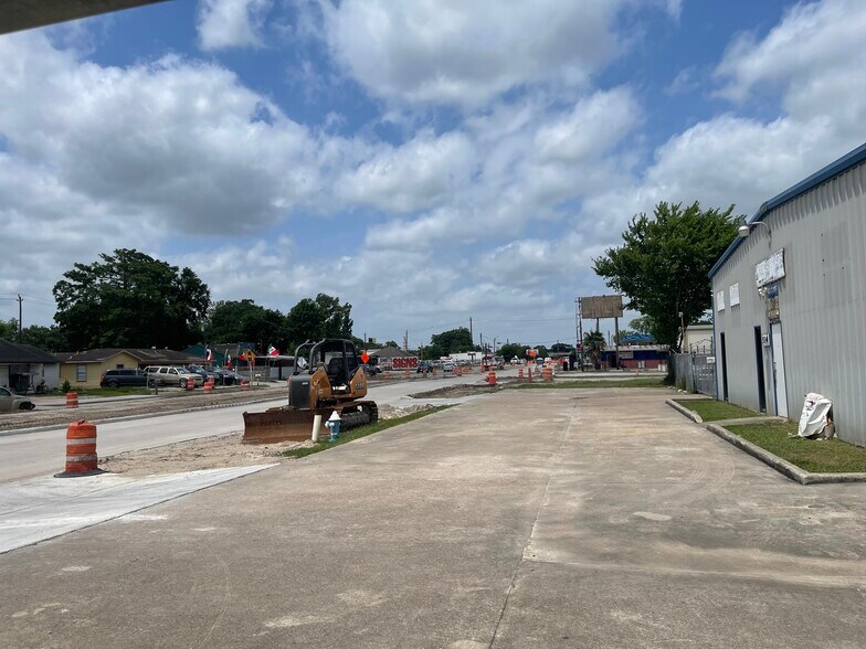 More Photos Of 461 W Gulf Bank Rd, Houston General Retail For Lease