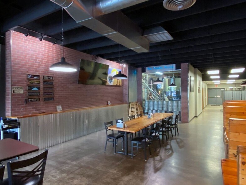 More Photos Of 326 S Broadway St, Estacada Storefront For Sale