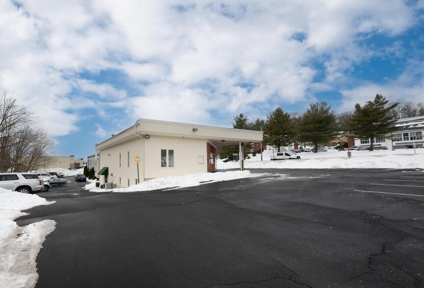 More Photos Of 243-247 Federal Rd, Brookfield Office For Lease