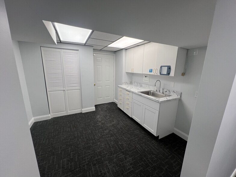 More Photos Of 208 N Shiawassee St, Owosso Office For Lease