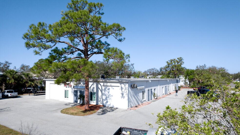 More Photos Of 3003-3015 62nd Ave, Bradenton Showroom For Lease