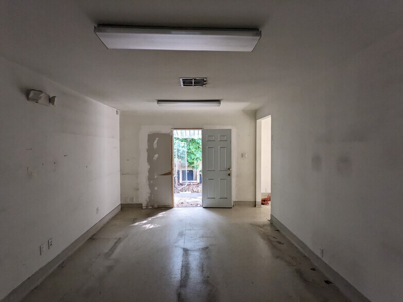 More Photos Of 1214 W Burbank Blvd, Burbank Loft Creative Space For Lease