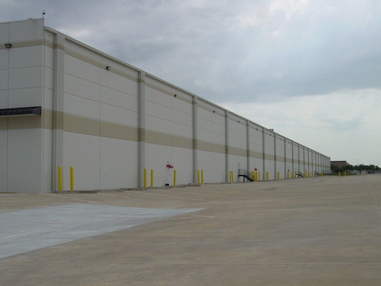 More Photos Of 14900 Frye Rd, Fort Worth Warehouse For Lease