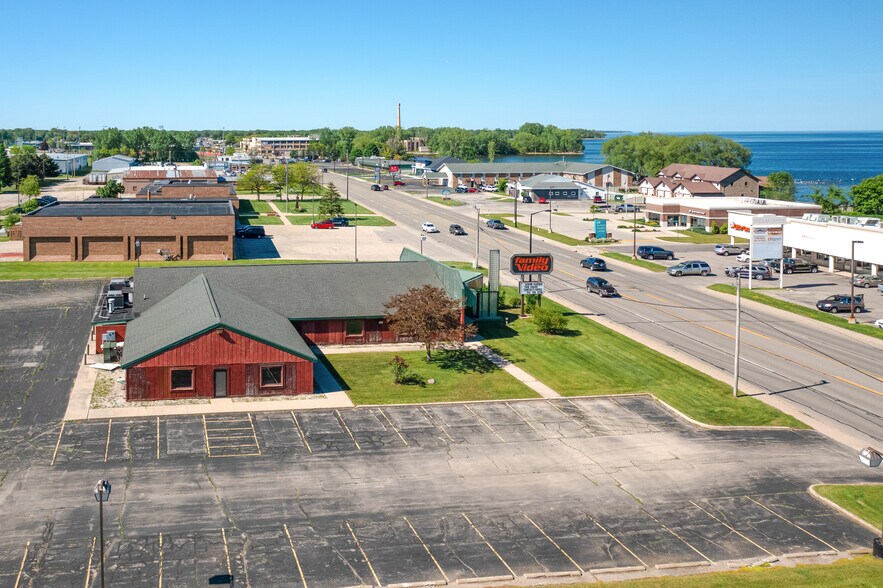 More Photos Of 2305 10th St, Menominee Freestanding For Lease