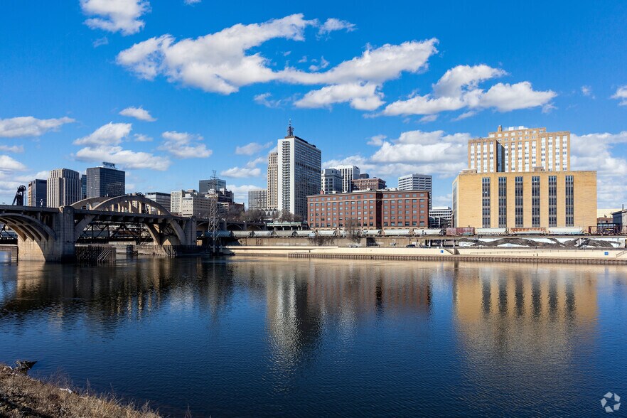 More Photos Of 10 River Park Plz, Saint Paul Office For Lease