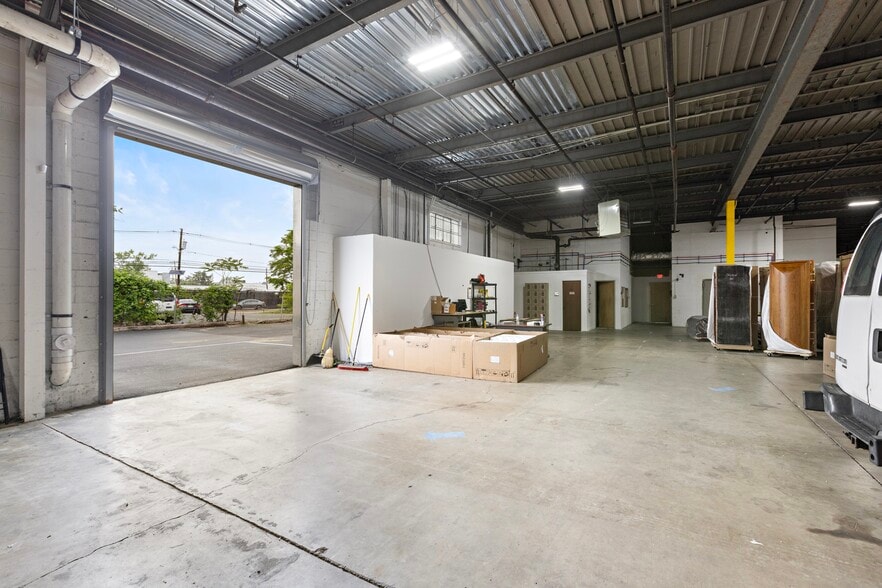More Photos Of 178 Commerce Rd, Carlstadt Warehouse For Lease