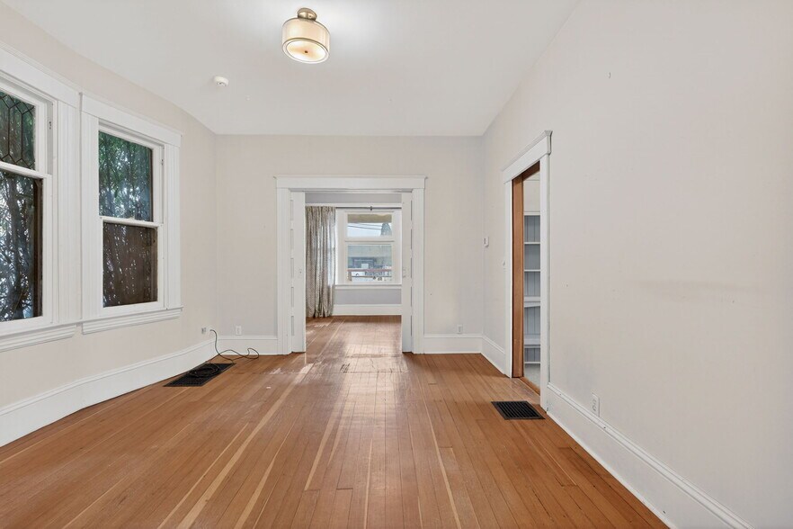 More Photos Of 317 NE Sacramento St, Portland Office For Sale