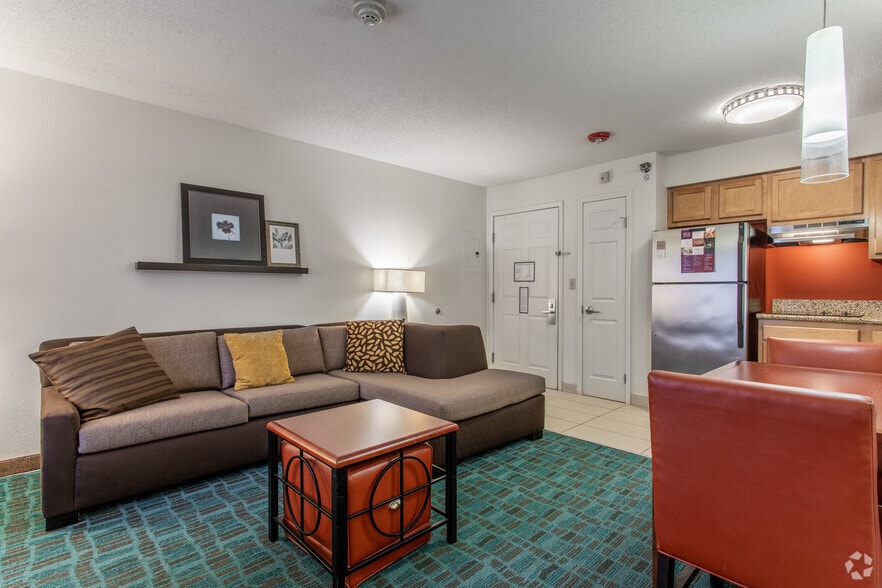 More Photos Of 9765 Crosspoint Blvd, Indianapolis Hotel For Sale