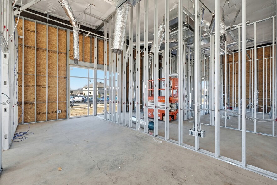 More Photos Of 2420 S 8th St, Rogers Flex For Lease