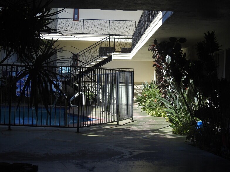 More Photos Of 409 S Manhattan Pl, Los Angeles Apartments For Sale