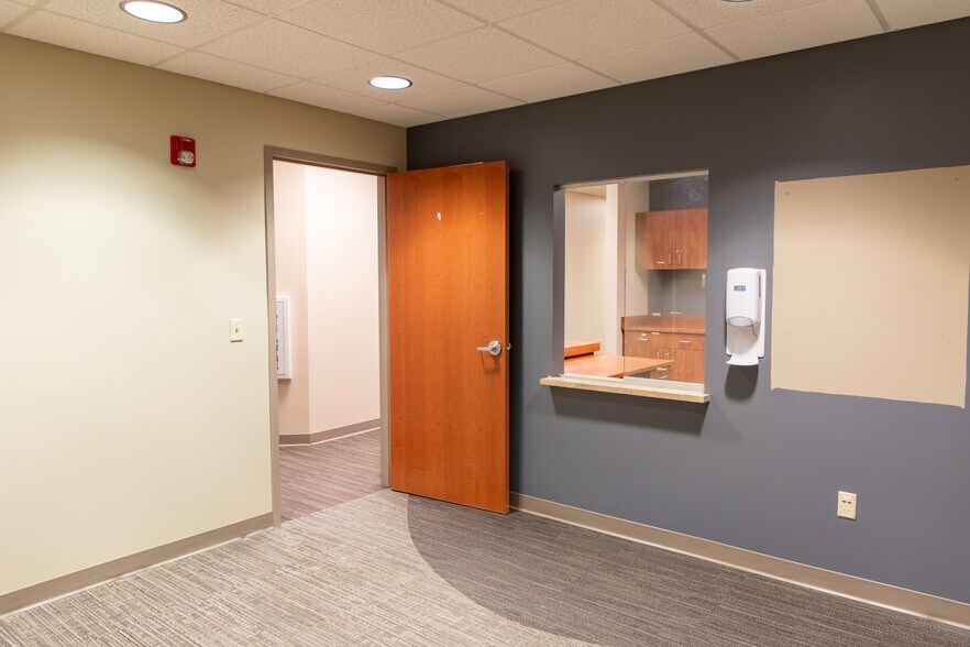 More Photos Of 16909 Lakeside Hills Ct, Omaha Medical For Lease