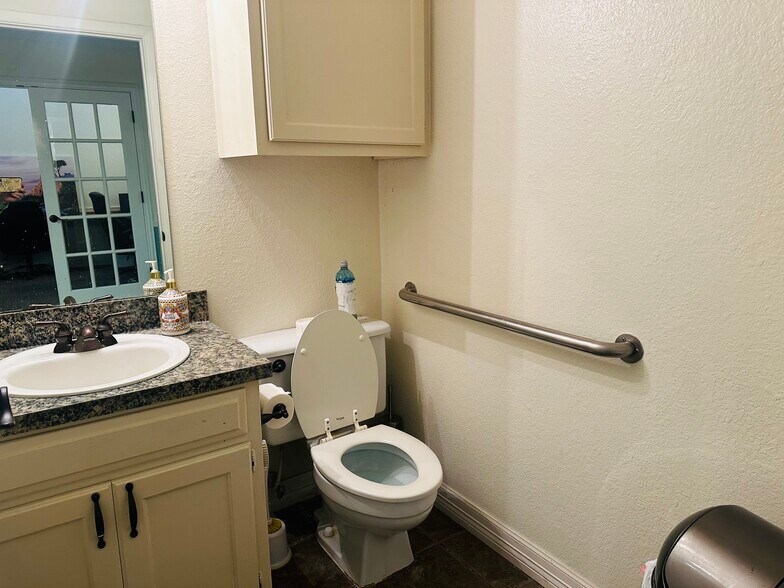 More Photos Of 376 W Main St, Lewisville Medical For Sale