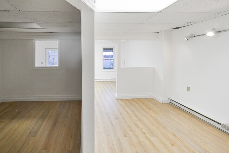 More Photos Of 32 Worcester Rd, Charlton Storefront Retail Residential For Lease