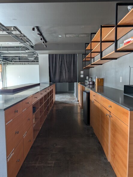 More Photos Of 205 16th St, West Vancouver General Retail For Lease