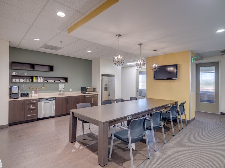 More Photos Of 4900 California Ave, Bakersfield Office For Lease