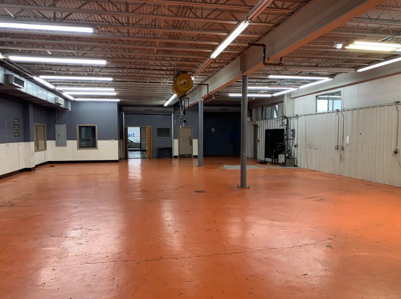 More Photos Of 2030 N Mall Dr, Alexandria Showroom For Sale