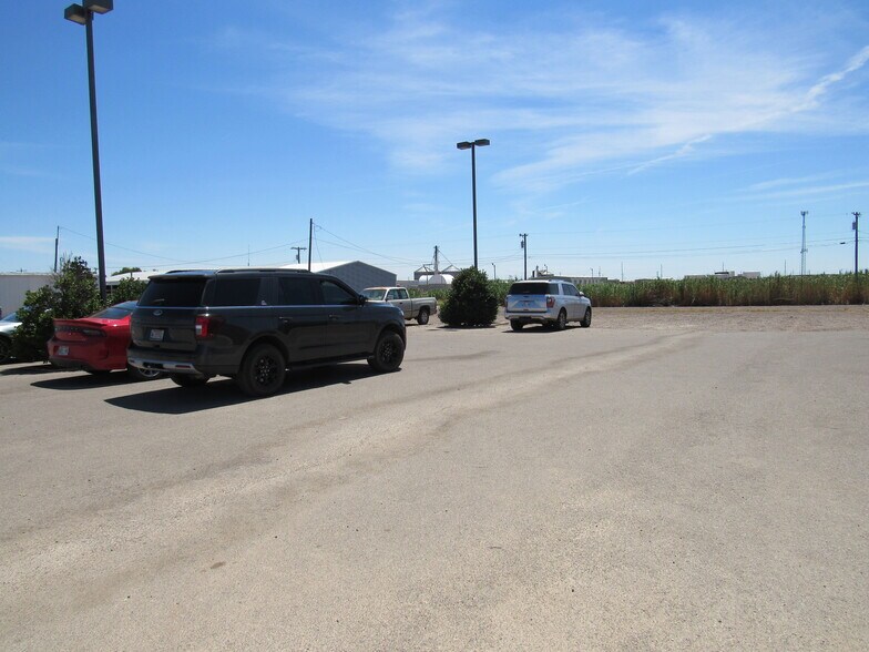 More Photos Of 1904 E Broadway St, Altus Distribution For Sale