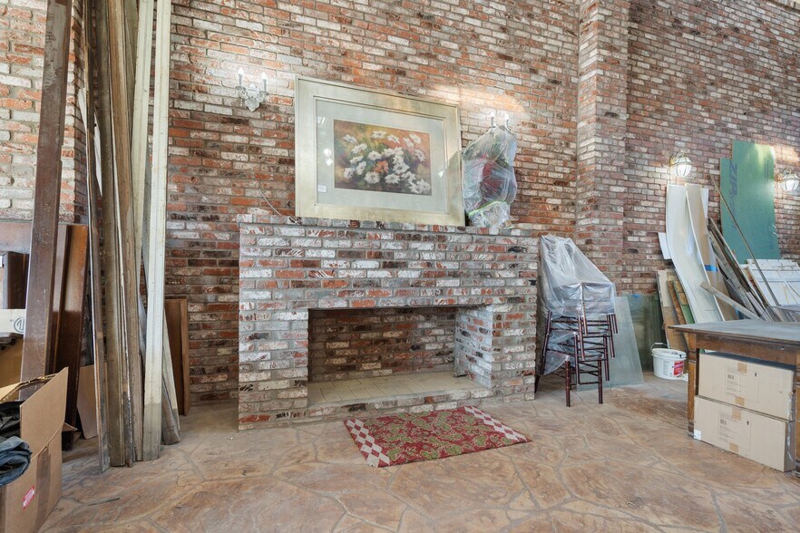 More Photos Of 107 S Main St, Farmersville Storefront For Sale