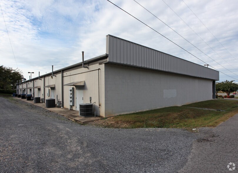 More Photos Of 570-582 N Brindlee Mountain Pky, Arab Unknown For Lease