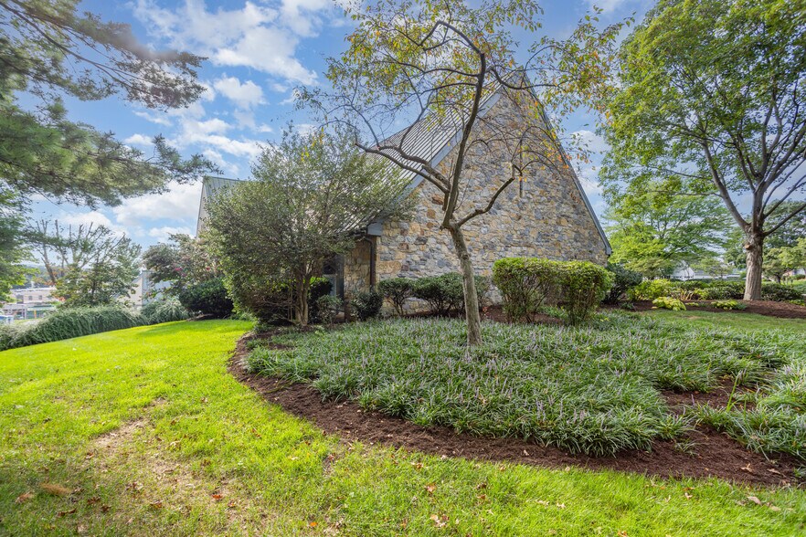 More Photos Of 1910 Harrington Dr, Lancaster Office For Lease