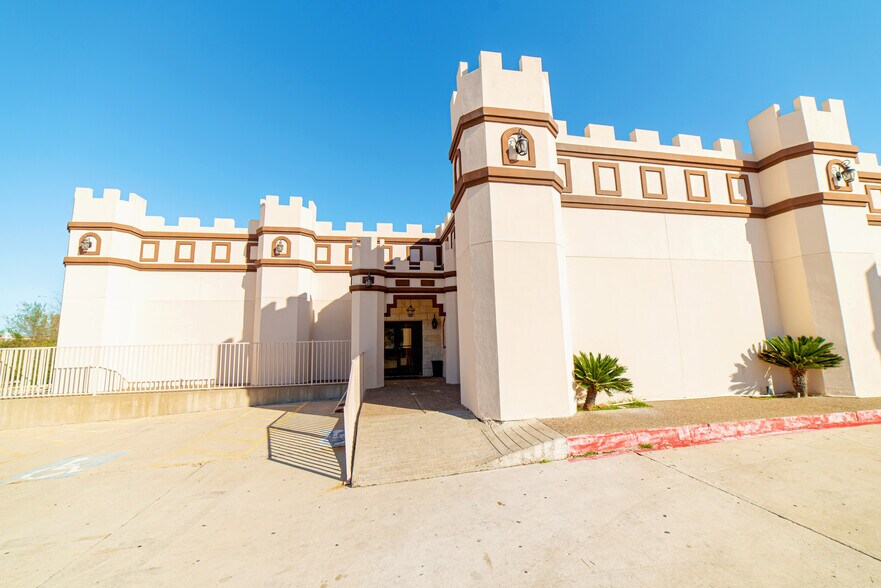 More Photos Of 819 Los Presidentes Ave, Laredo Storefront Retail Office For Sale