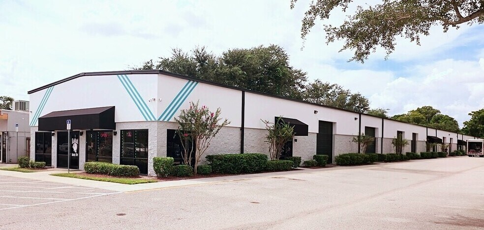 More Photos Of 1720 N Goldenrod Rd, Orlando Showroom For Lease