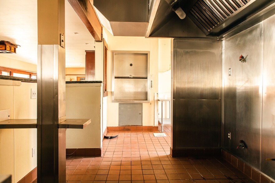 More Photos Of 71 N Palm St, Ventura Restaurant For Lease