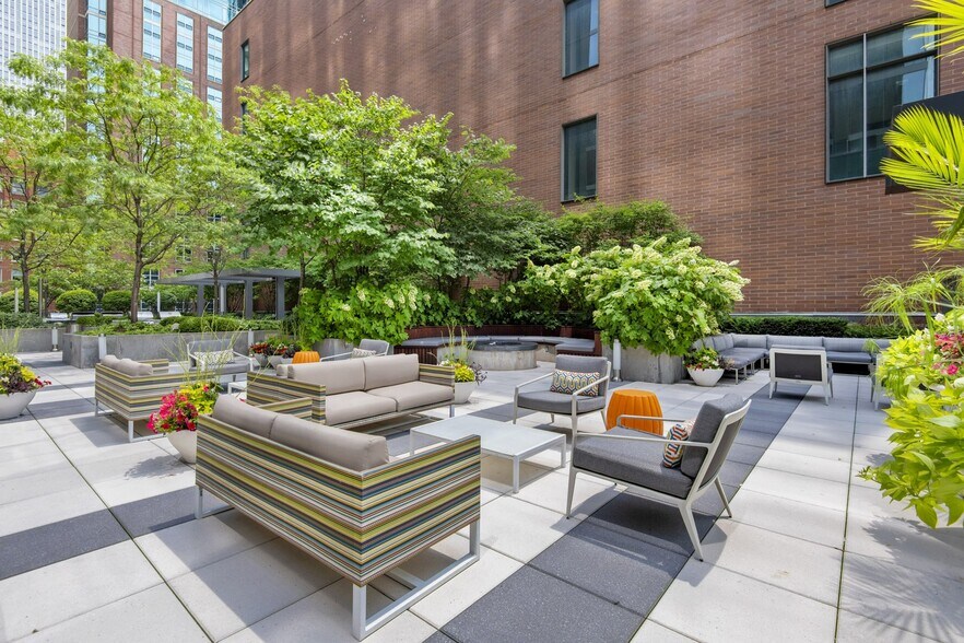 More Photos Of 845 N State St, Chicago Apartments For Lease