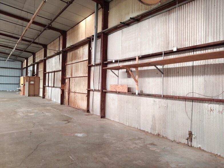 More Photos Of 17402-17407 Eucalyptus St, Hesperia Manufacturing For Sale