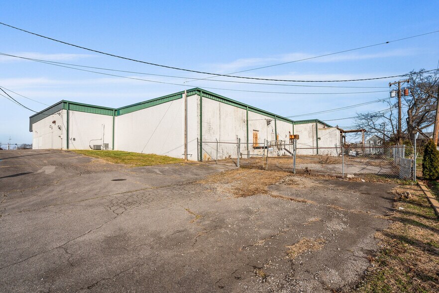 More Photos Of 1111-1115 Donelson Ave, Old Hickory Showroom For Lease