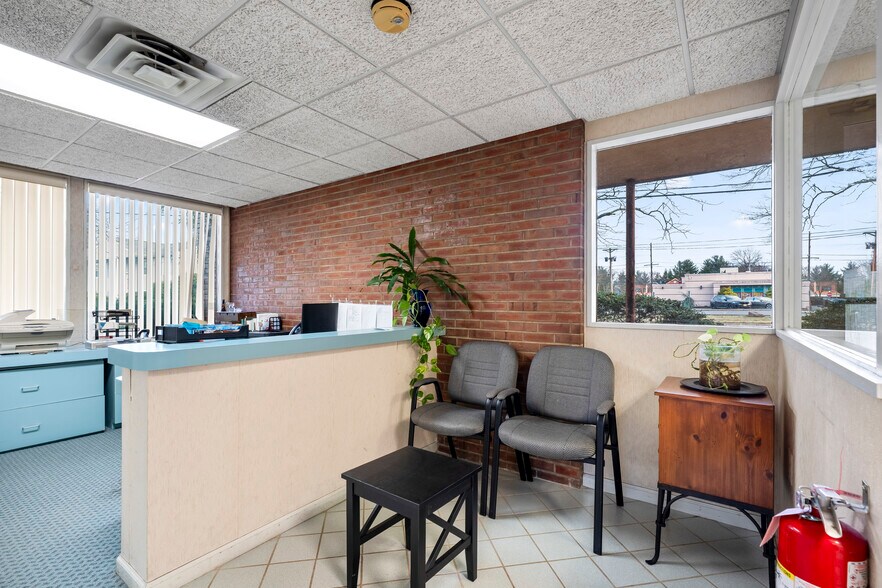 More Photos Of 18 Sheppard Pl, Edison Office For Lease