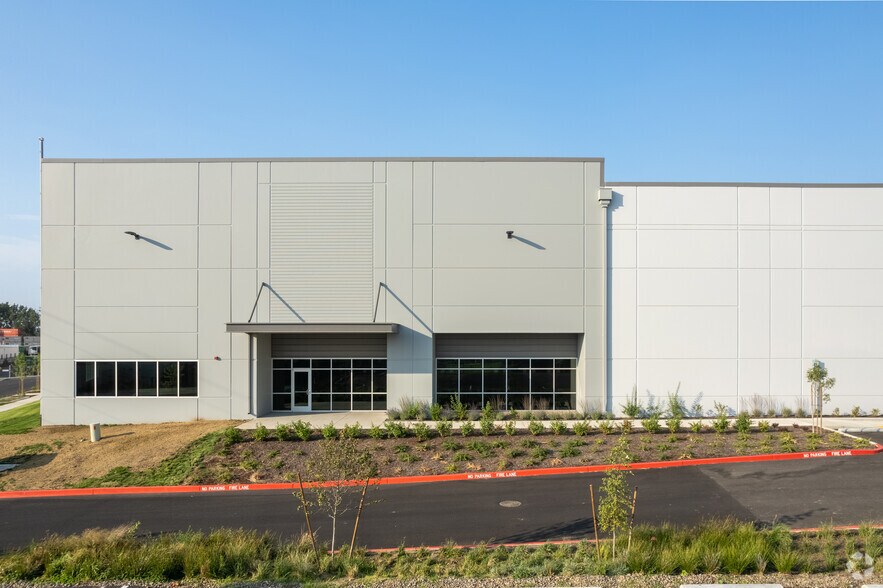 More Photos Of 755 NE Columbia Blvd, Portland Unknown For Lease