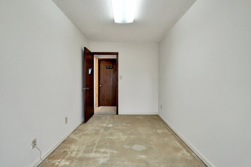 More Photos Of 1050 Whisperwood Trl NE, Cleveland Light Distribution For Sale