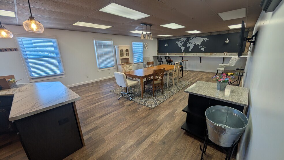 More Photos Of 202 S Eldorado Rd, Bloomington General Retail For Sale