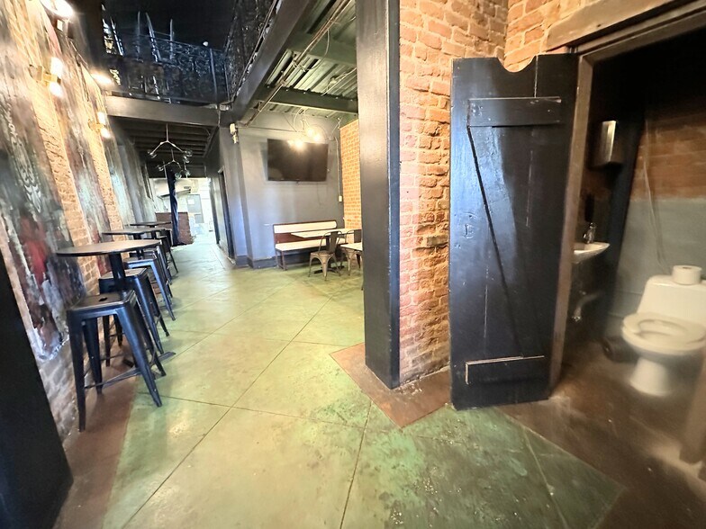 More Photos Of 1910 Magazine St, New Orleans Storefront Retail Residential For Lease