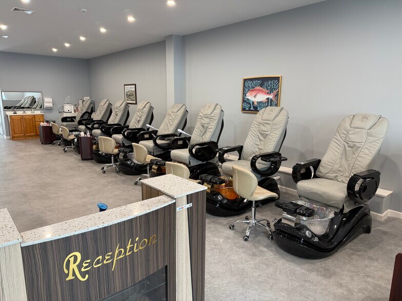 More Photos Of 150-158 Sullivan Ave, South Windsor Storefront Retail Office For Lease