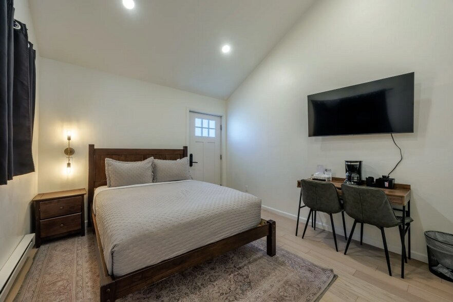 More Photos Of 207 Elm St, Leadville Hotel For Sale