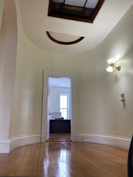 More Photos Of 8 Jackson Ct, Lawrence Office Residential For Lease