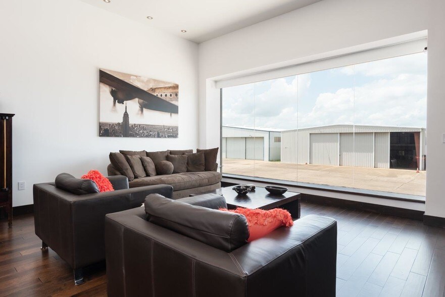 More Photos Of 18000 Groeschke Rd, Houston Airplane Hangar For Sale