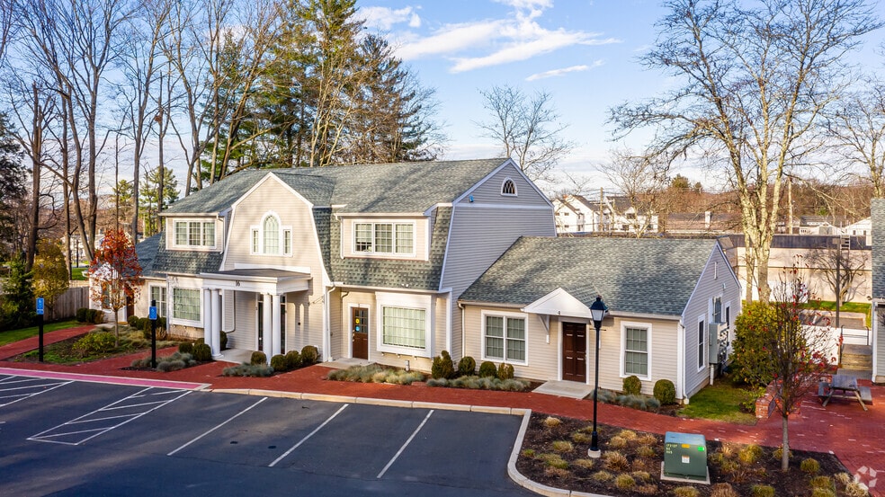 More Photos Of 1-3 Brick Walk Ln, Farmington Unknown For Lease