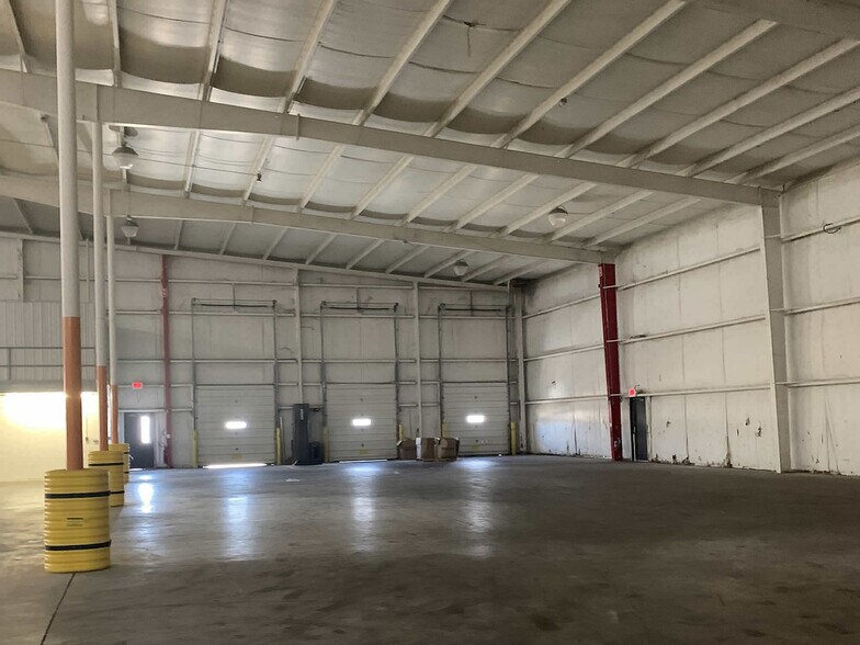 More Photos Of 102 N Sundale Rd, Norwich Warehouse For Lease