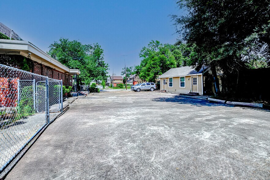 More Photos Of 2601 Prospect St, Houston Medical For Sale