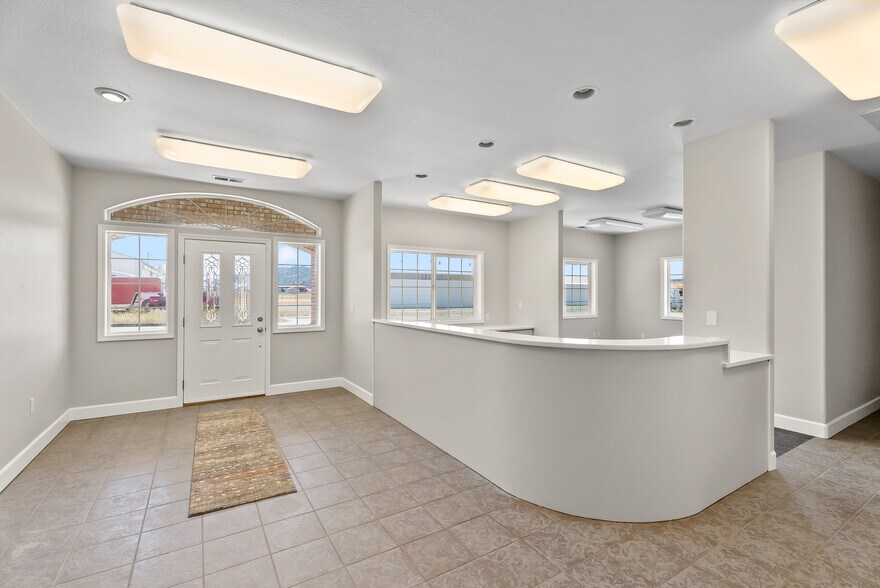 More Photos Of 180 Weyerhaeuser Dr N, Roseburg Warehouse For Sale